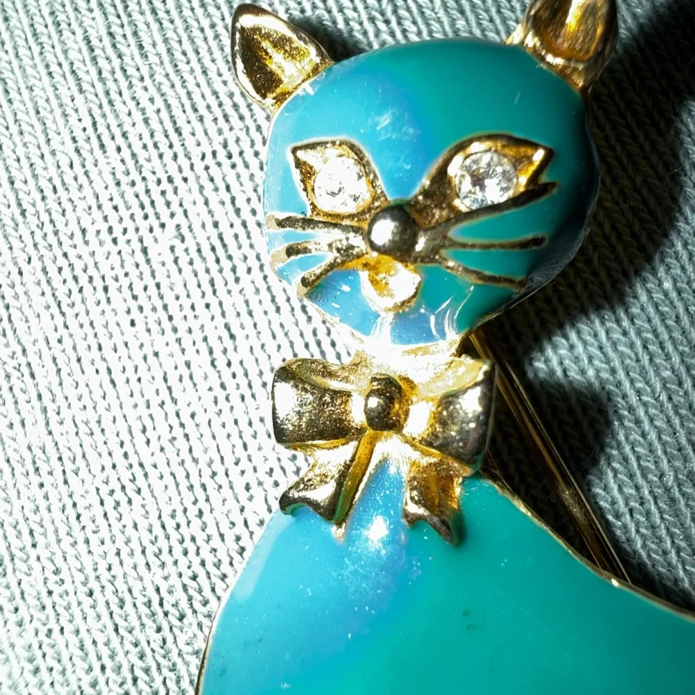 Elegant Teal and Gold tone Cat Brooch